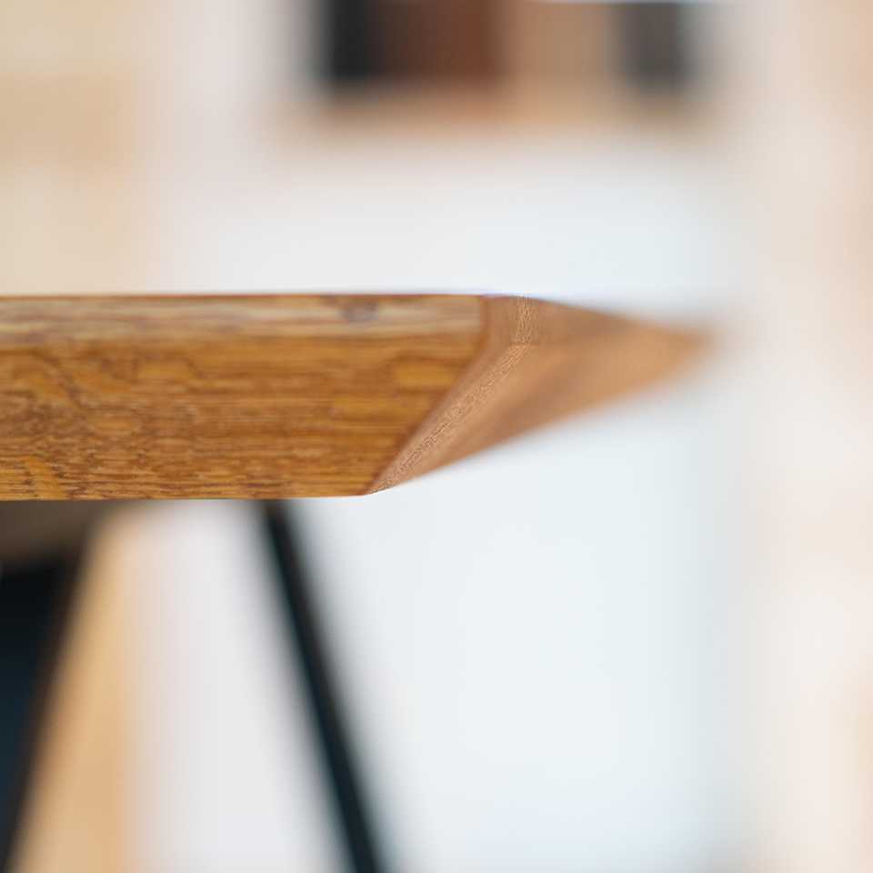 Die Schweizer Kante - wie hier am Tisch aus Eiche - sieht immer elegant aus.