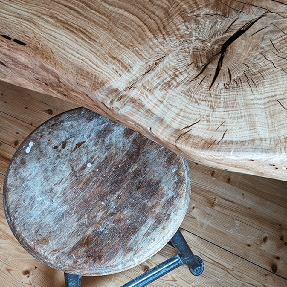 Tischplatte aus Eiche mit großer Baumkante - so kommt der Tisch rüber wie ein klares Statement von Schreinerei Liebwerk.