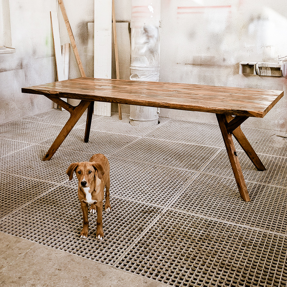Wir bei Liebwerk habe ein Herz für Tische. Und für Vierbeiner. 