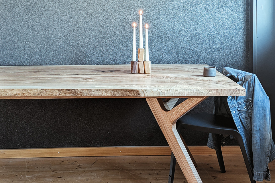 Die elegante Baumkante am Tisch aus massiver Esche von Liebwerk sorgt für ein gemütliches Ambiente.