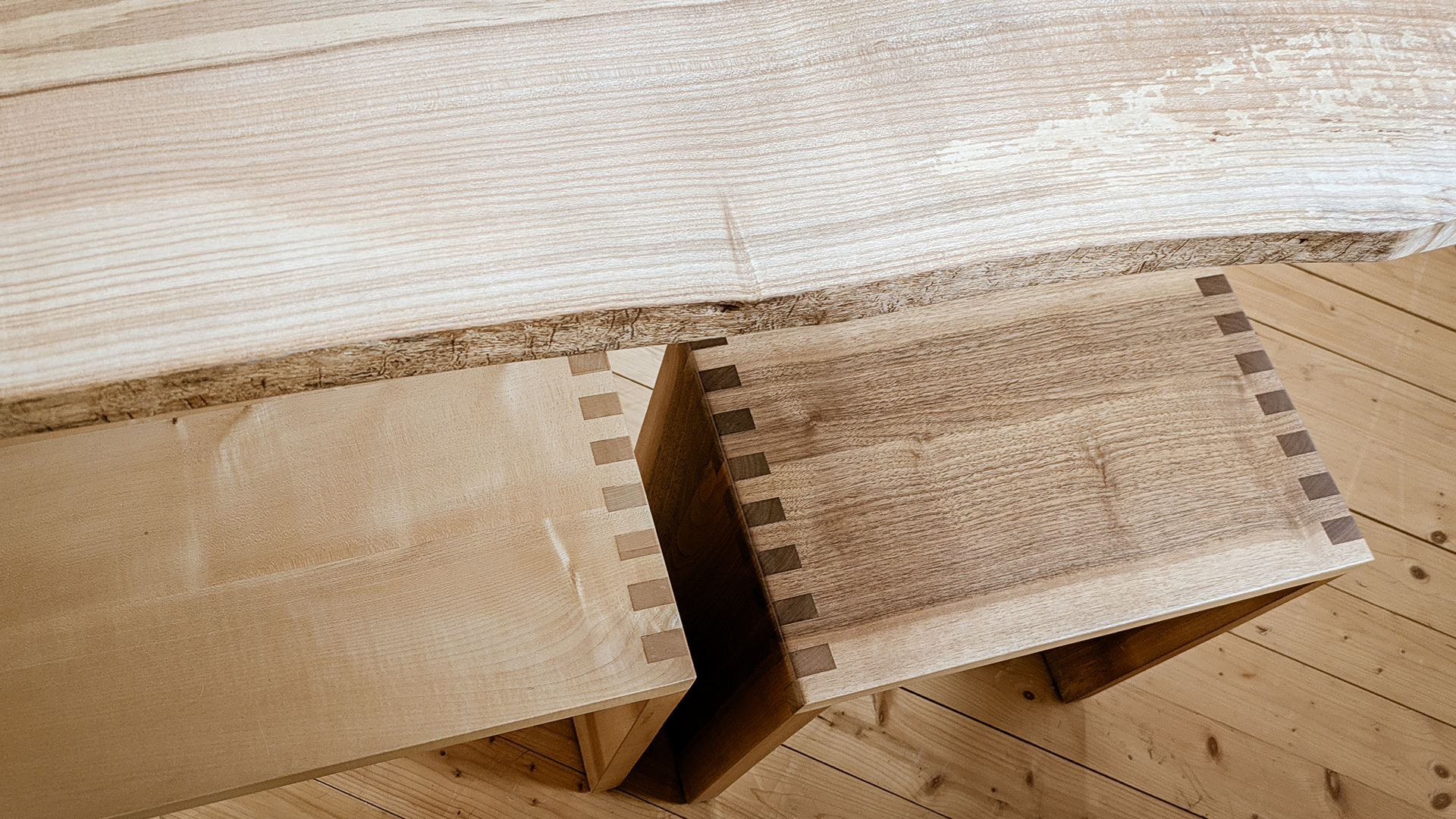 Tolle Baumkante an der Esche - so wird der Esstisch der Holztisch Manufaktur Liebwerk am Bodensee zum absoluten Lieblingsstück