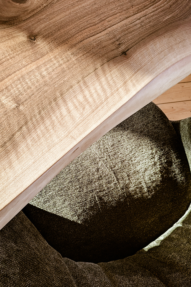 Esstisch aus Massivholz Nussbaum von Liebwerk Schreinerei aus Salem - die Baumkante kommt bei dem Modell richtig gut raus!