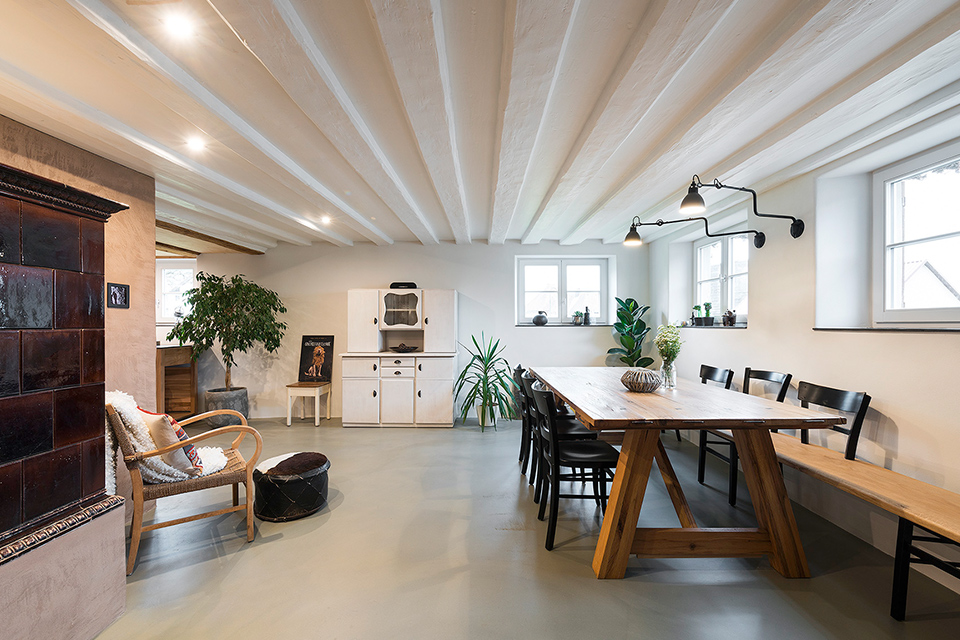 Esszimmer im sanierten Liebhof mit Tisch aus Eiche und altem Küchenbuffet - schön gestaltet von Liebwerk