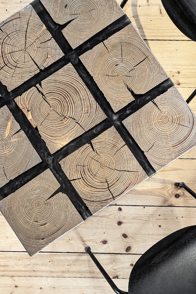 Geometrische Formsprache mit Couchtisch aus Altholz von Schreinerei Liebwerk - ungewöhnlich und mögelig.