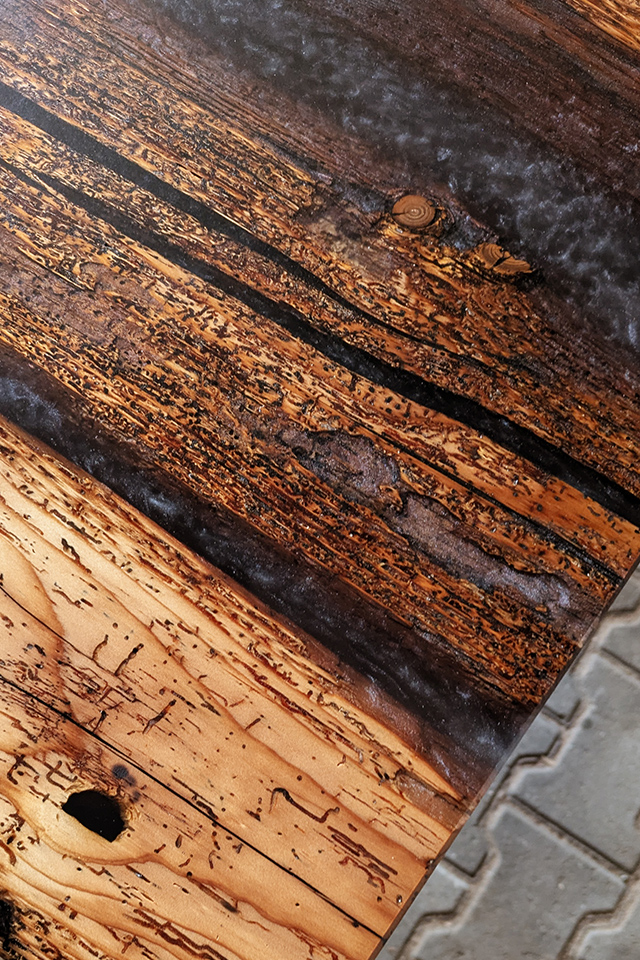 Harmonisches Design mit Epoxidharz und Altholz von Tischdesigner Liebwerk
