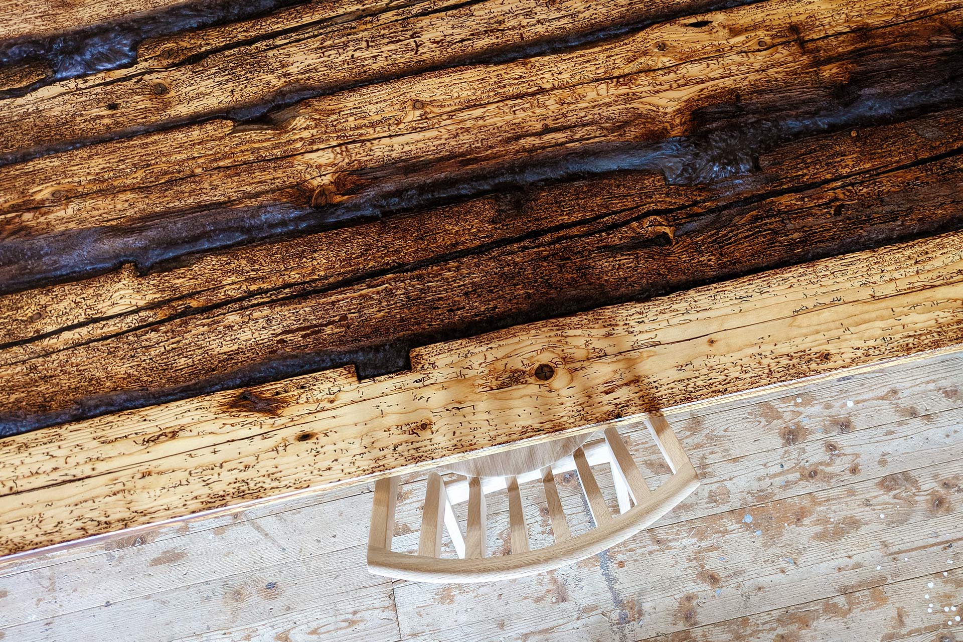 Der Hingucker Tisch aus Altholz ist eine individuelle Kundenanfertigung von Liebwerk Schreinerei