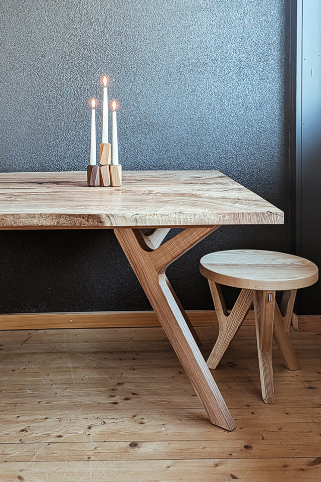 Hocker sind ein gute Möglichkeit um mehr Sitzmöglichkeiten für Gäste zu schaffen - zum Beispiel am großen Esstisch aus Esche von Liebwerk.