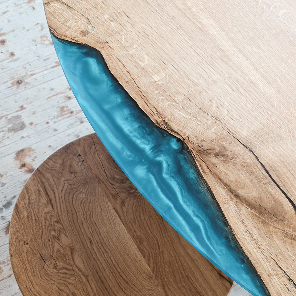 Hocker und runder Küchentisch aus massiver Eiche mit leuchtendem Epoxidharz von Schreinere Liebwerk