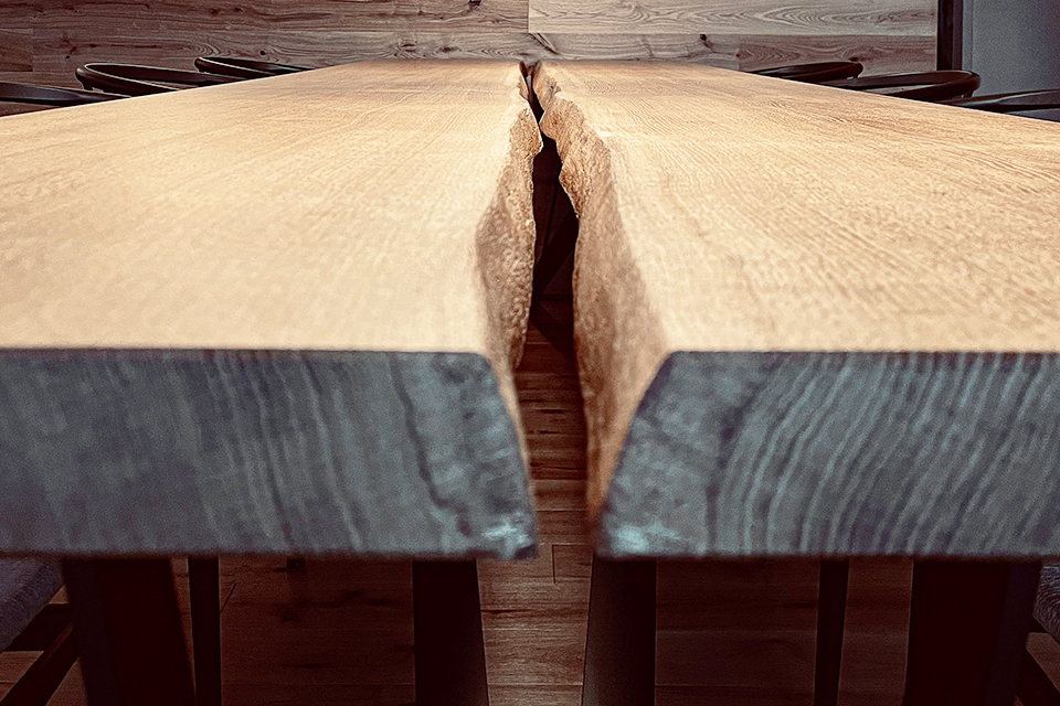 Eichetisch mit innenliegender Baumkante, das ist ein selten gesehenes Meisterwerk.