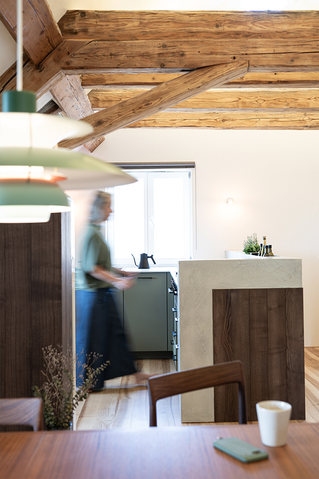 Die Küche und der Esstisch -beides von der  Liebwerk Schreinerei am Bodensee - stellen ein harmonisches Ensemble dar.