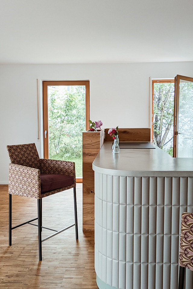 Auch eine Küchentheke kann als Sitzgelegenheit genutzt werden. Gerade wenn die Küche zum Wohnraum gehört. Gut designed von Liebwerk.