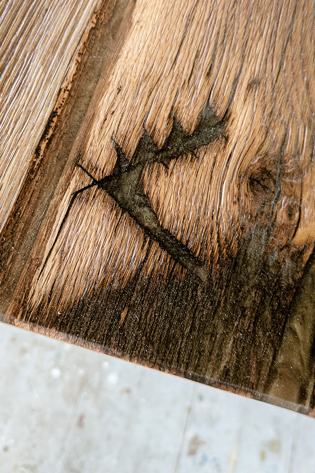 Original Abbundzeichen im von Liebwerk gefertigten Tisch aus Altholz 