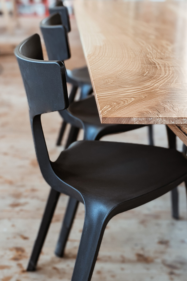 Mit einem pflegeleichten Stuhl aus Kunststoff macht man am Küchentisch keinen Fehler. 