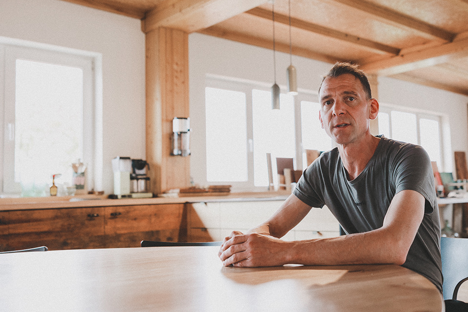 Roland - der Inhaber von Liebwerk - am Küchentisch in seiner Boutiuqe