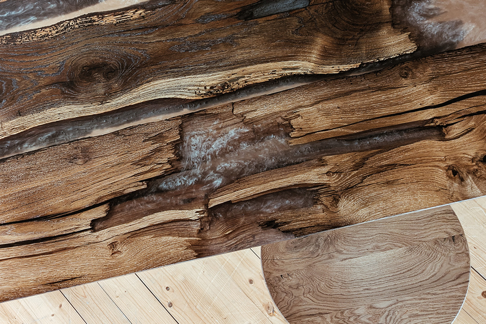 Licht und Schatten im Tisch aus Altholz von Liebwerk - ein echtes Kunstwerk