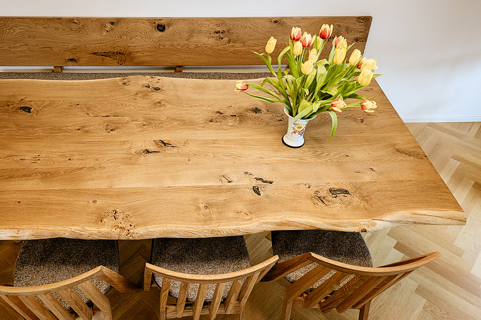 Bei der Schreinerei Liebwerk in Salem gibt es alles aus einer Hand: Tisch mit Baumkante, Tische und Stühle.