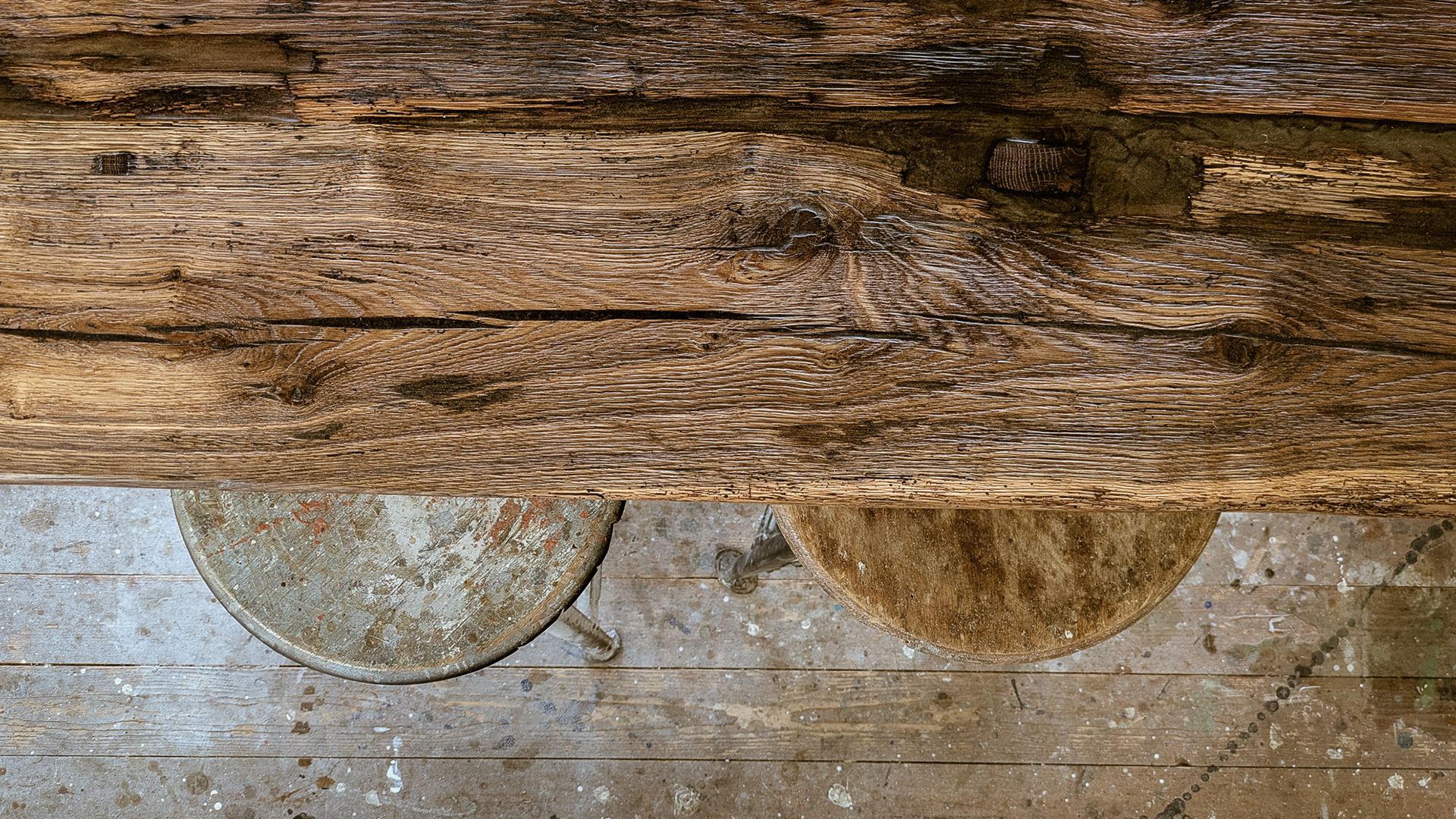 Wieder in abgefahrenes Unikat von Liebwerk - Tisch aus Altholz Eiche 