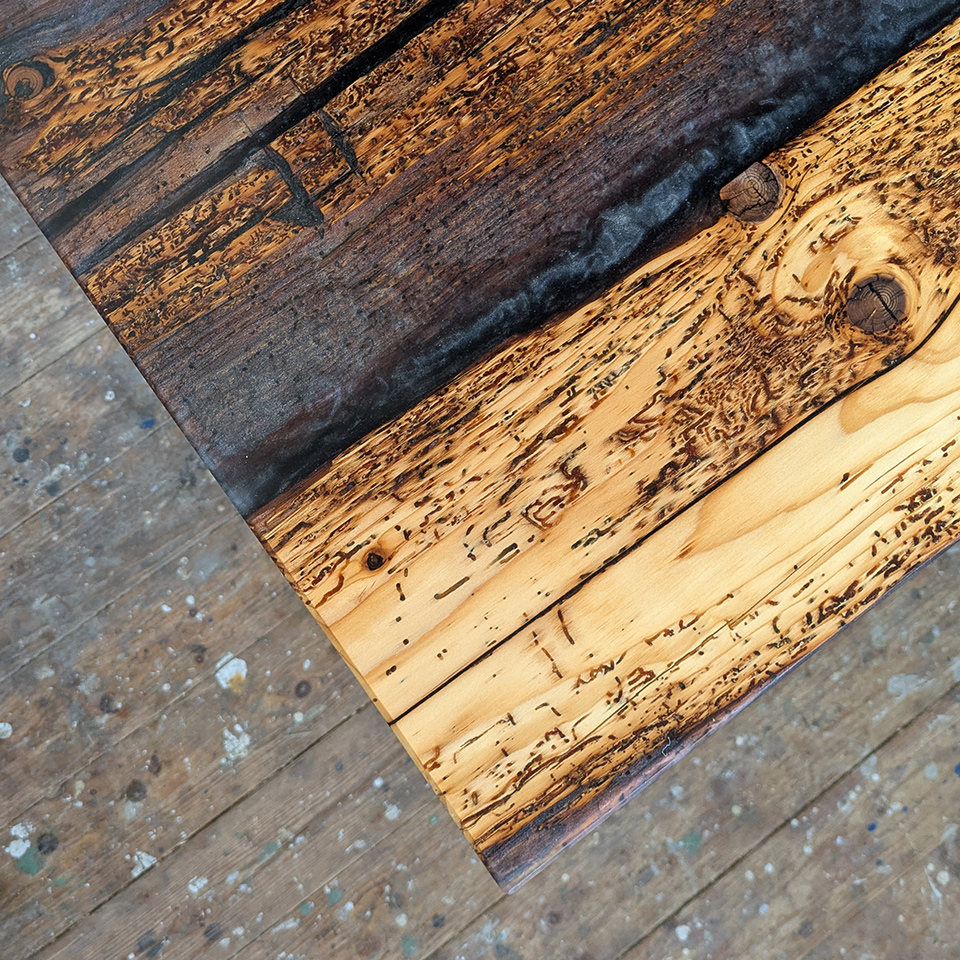 Tisch aus Ficht Altholz mit Epoxidharz von Liebwerk am Bodensee.