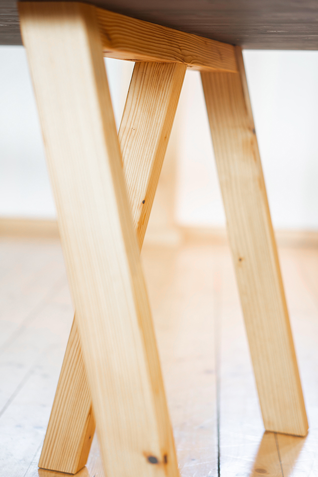 Farblich zu Tischplatte schön abgesetztes Tischgestell aus dem Holz der Tanne, handgefertigt von Liebwerk am Bodensee.