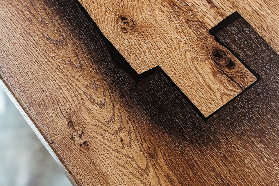 Tischplatte mit Zapfenlöchern - ein typischen Liebwerk Unikat