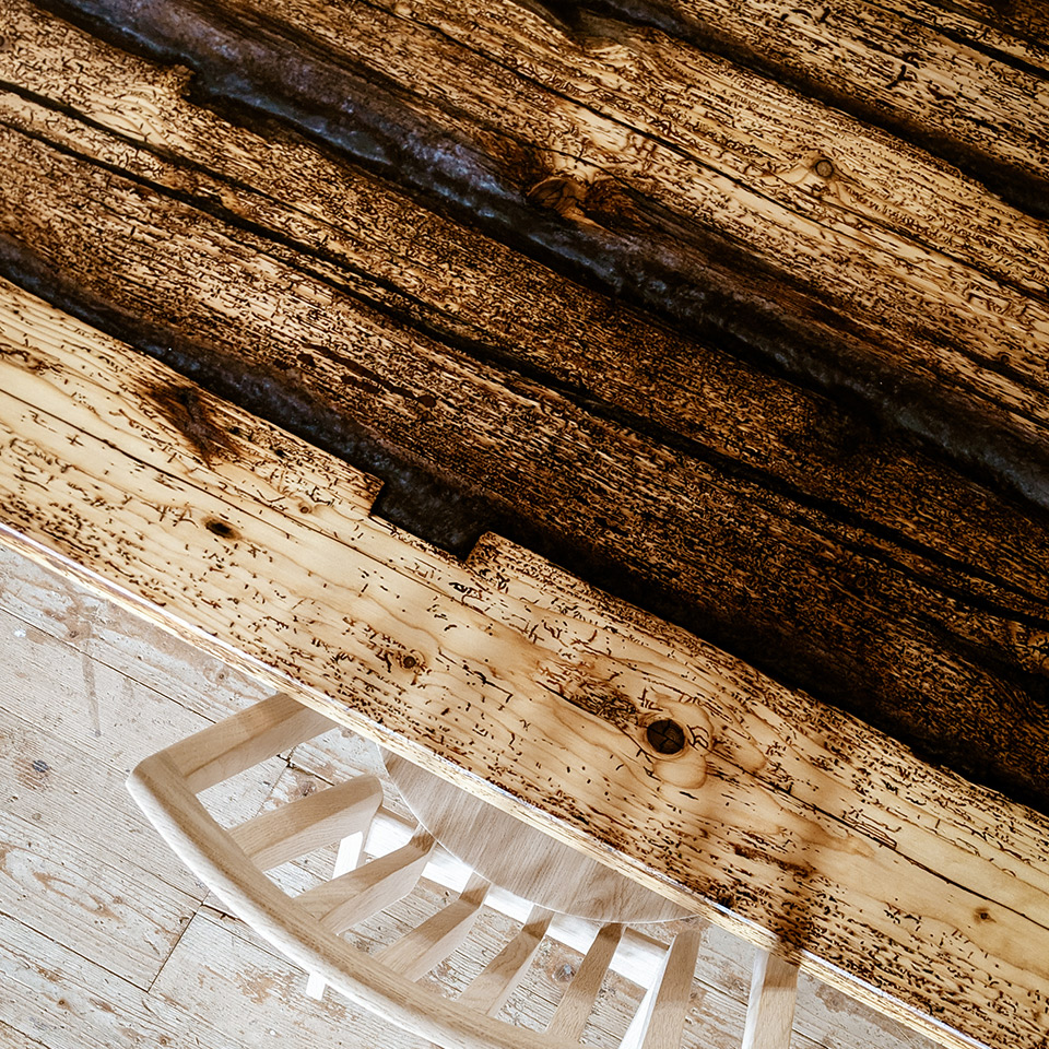 Tischplatte mit besonderen wow-Effekt aus Altholz und Epoxidharz von Schreinerei Liebwerk