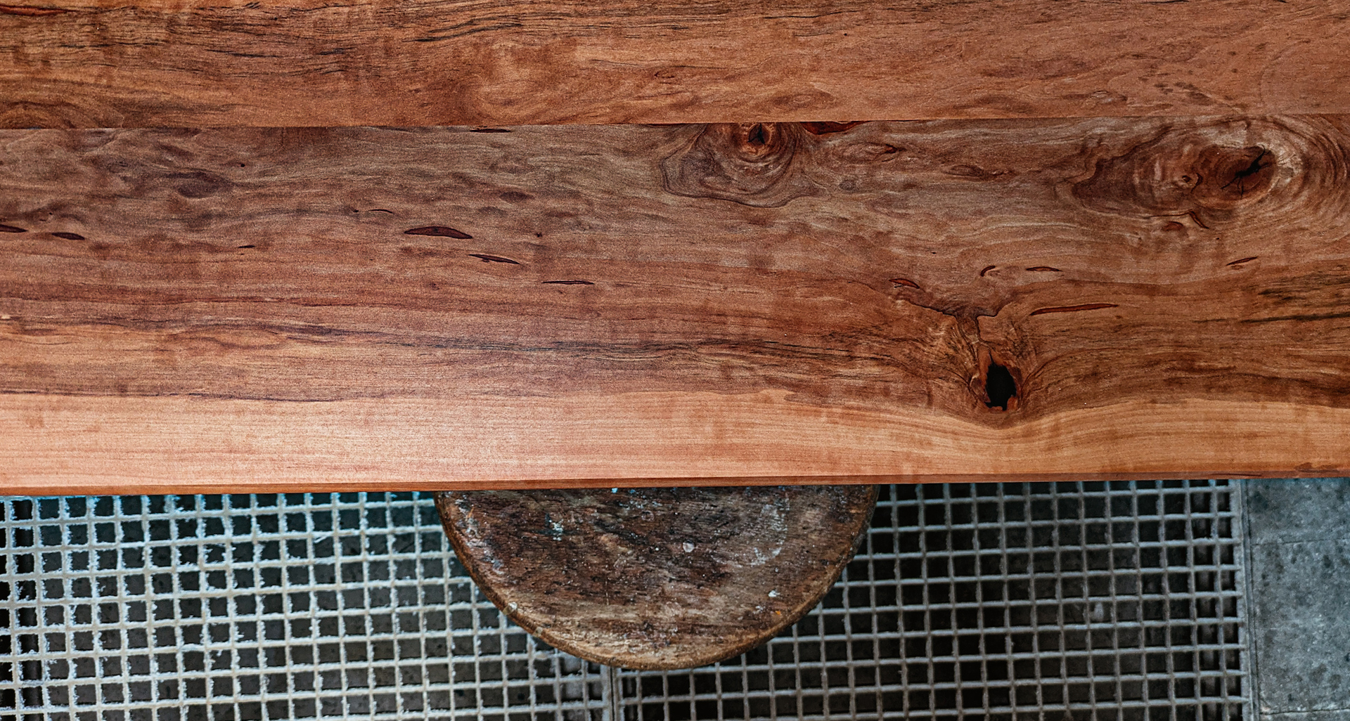 Esstisch auf Mass mit bequemem Polsterstuhl von der Liebwerk Schreinerei