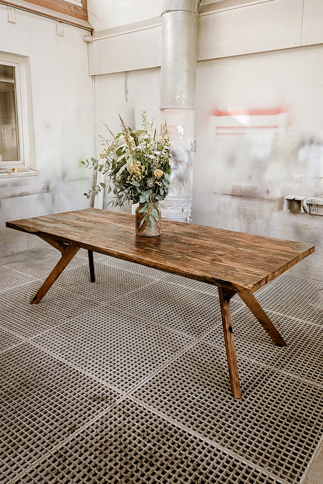 Traumtisch aus Altholz gestaltet und gefertigt von Liebwerk Schreinerei am Bodensee