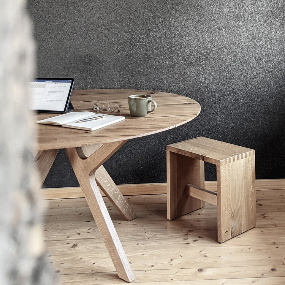 Der runde Küchentisch von Liebwerk aus massiver Eiche wird gern auch als Schreibtisch fürs Homeoffice genutzt.