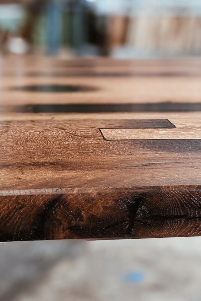 Der besondere Charakter von Altholz zeigt sich in der Tischplatte durch die Machart von Liebwerk.