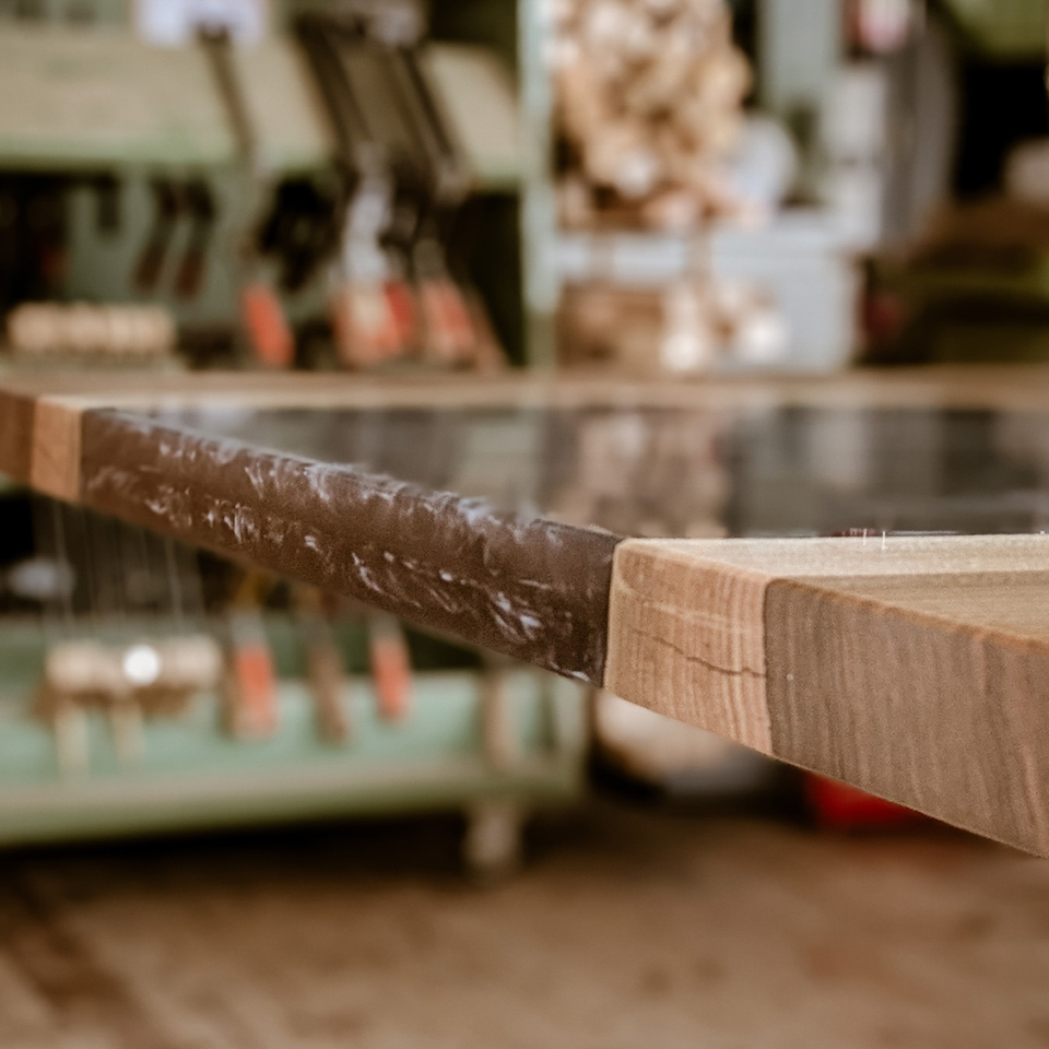 Liebwerk fertigt im Kundenauftrag hochwertige Epoxidharztische aus Nussbaum