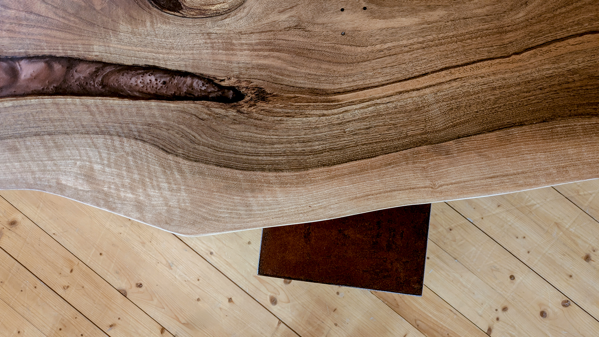 Schön geschwungene Baumkante am großen Nussbaum Esstisch mit tollem Cube Hocker in rostigem Spachtel - Idee von Liebwerk