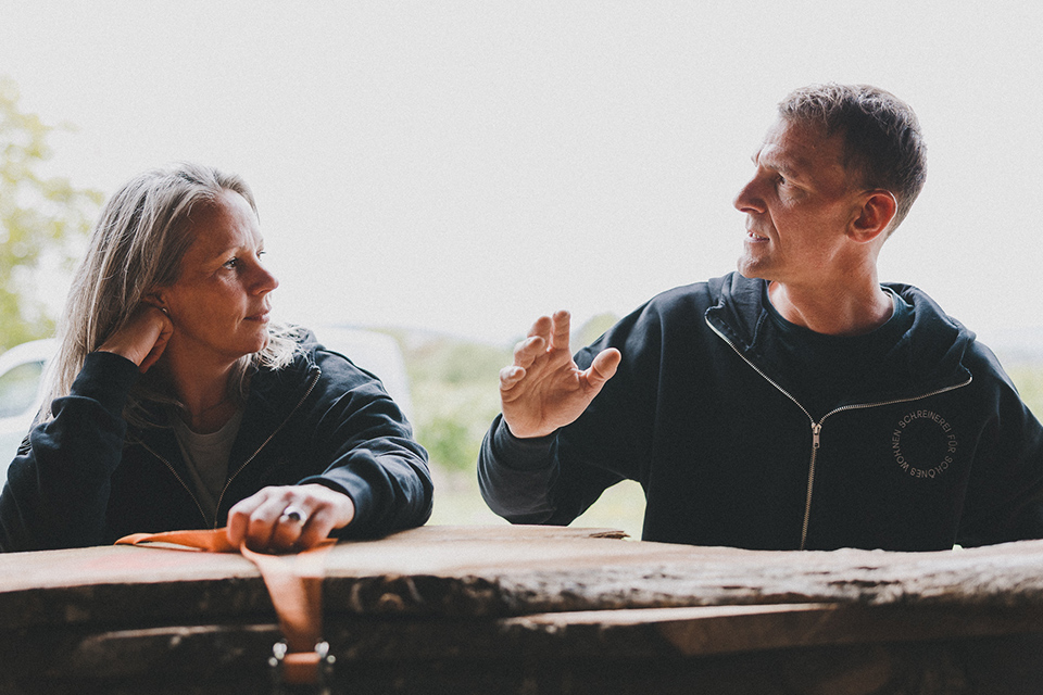 Julia und Roland beratschlagen übe die richtige Holzauswahl für einen neuen Küchentisch von Liebwerk.