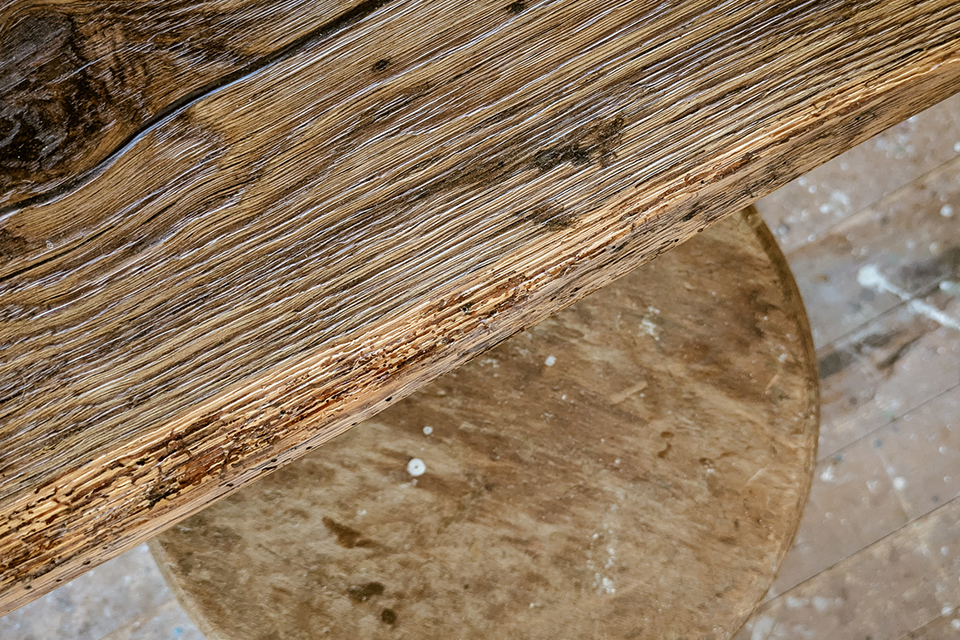 Die naturbelassene Kante am Esstisch von Schreinerei Liebwerk ist perfekt für einen lässigen Loft Style.