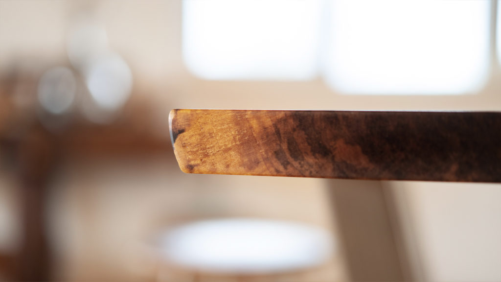 organische Baumkante am Esstisch aus Nussbaum von Schreinerei Liebwerk in Salem am Bodensee aufgenommen in ungewöhnlicher Perspektive.