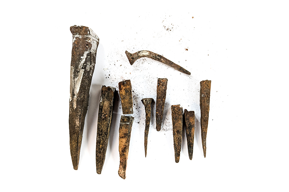 Rostige Nägel, die beim Sägen von Altholzbalken gefunden wurden - Handwerk von Liebwerk.