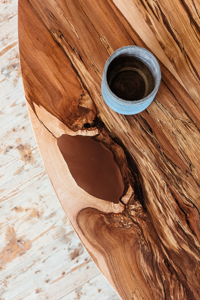 Der runde Tisch aus gestocktem Apfelholz ist ein Unikat von Liebwerk - den gibt es definitiv kein zweites Mal.