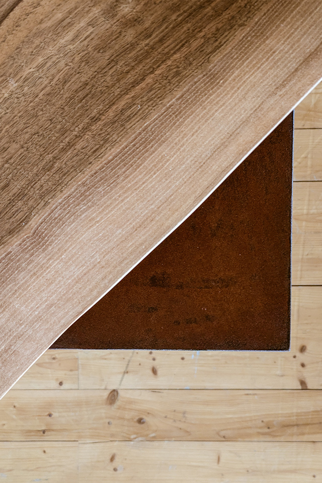 Dieser Tisch aus massivem Nussbaum von Liebwerk zeichnet sich durch eine super sanfte Baumkante aus. Ein Traum!