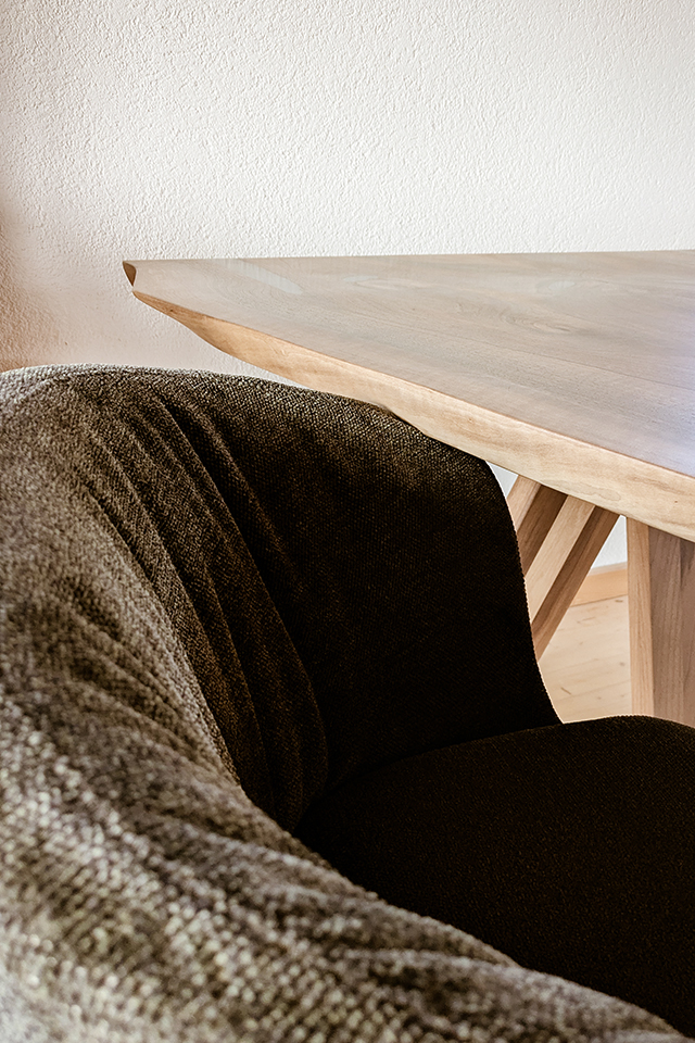 Tolle Formsprache am Baumkantentisch designed von Liebwerk Tischmanufaktur in Salem