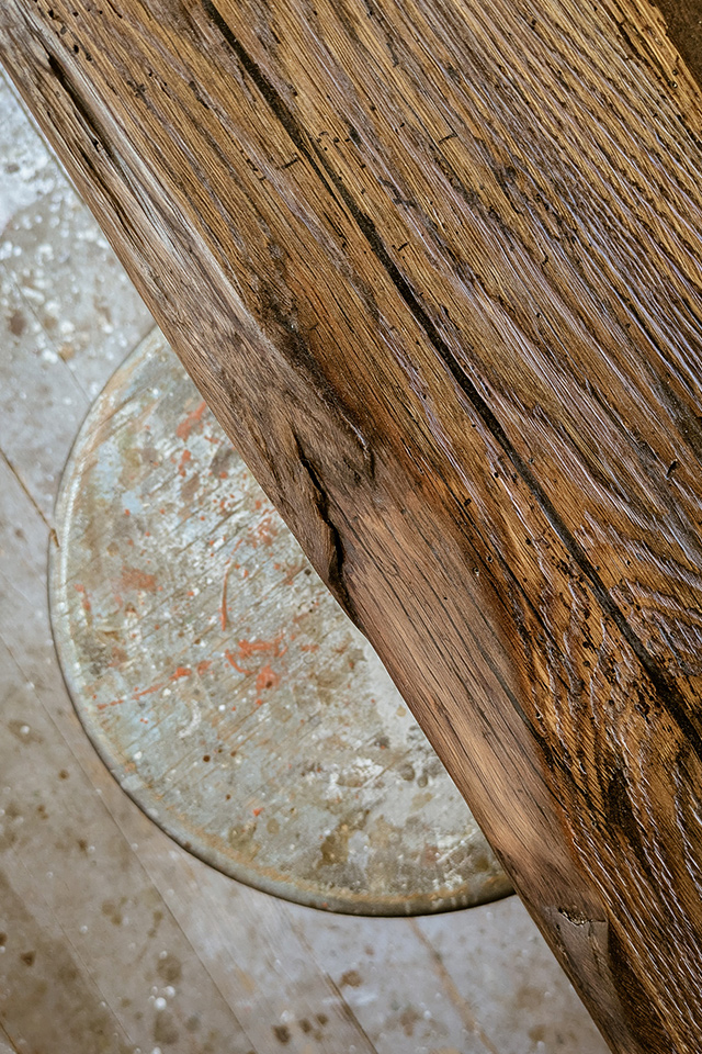 Eine typische Kante an einem Tisch aus Altholz made am Bodensee - naturbelassen.