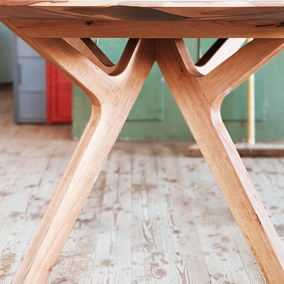 Ein zentrales Insel-Tischgestell aus Holz bietet Beinfreiheit für alle. Dieses Modell ist von der Liebwerk Schreinerei entwickelt und gefertigt.