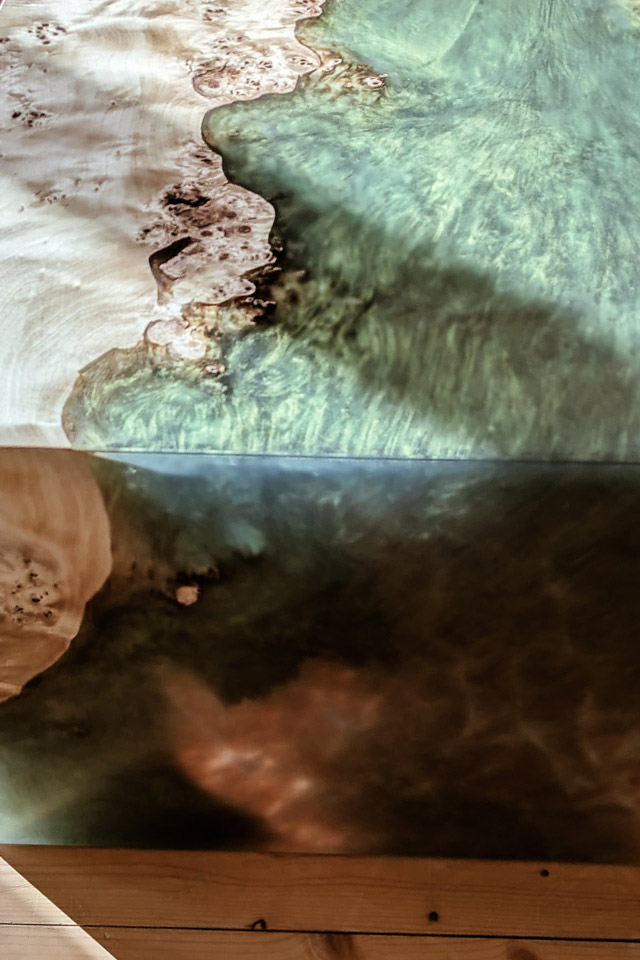 Der Waterfall Epoxidharz Couchtisch von Liebwerk wurde von Form und Farbe eines Flussdeltas inspiriert. 