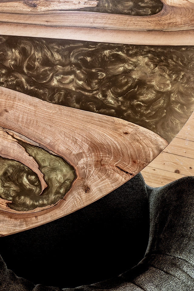 Traumhafter Epoxidharztisch, dessen Golden Olive Farbton vom Marschland inspiriert wurde.