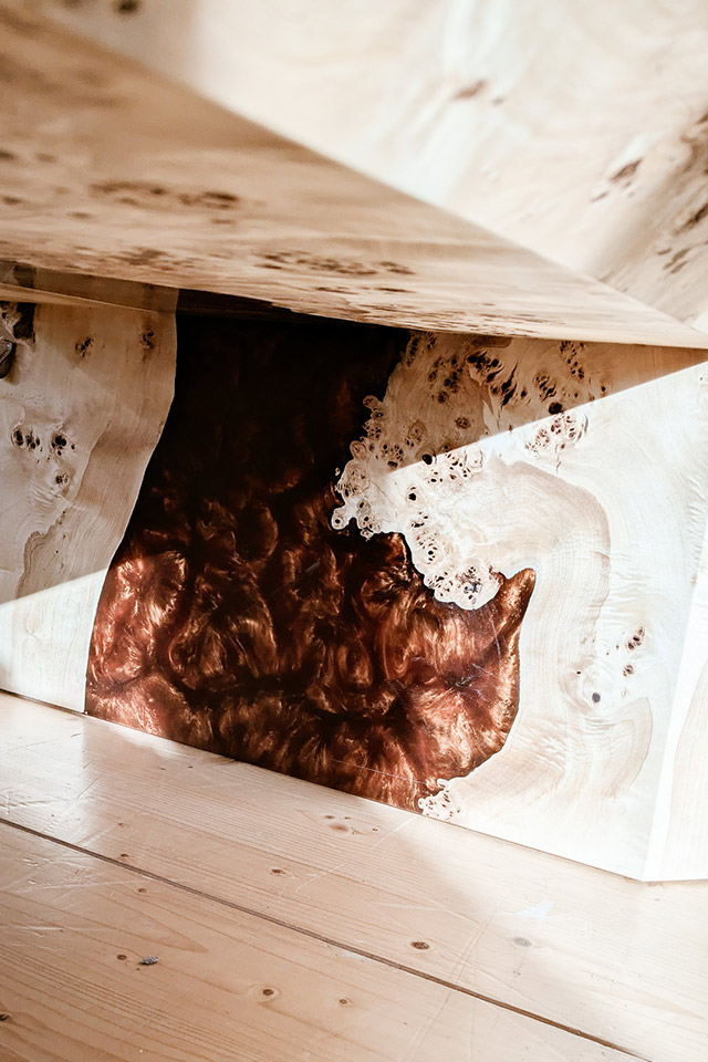 Bei diesem Epoxidharztisch wurde in zwei Schichten gegossen, um ein besonderes Farbspiel zu erzeugen.