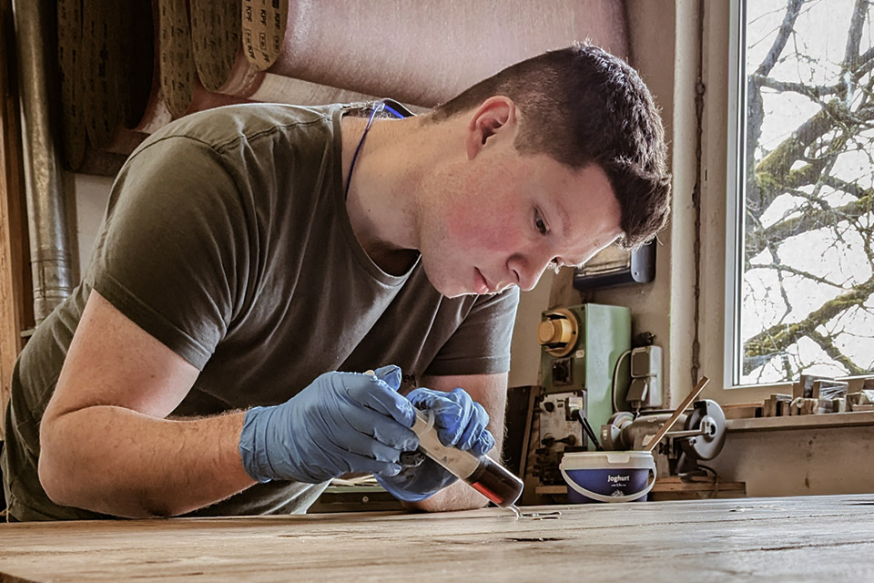 Die Gestaltung einer Tischplatte erfordert bei der Liebwerk Schreinerei am  Bodensee Hingabe und den Blick für Details 