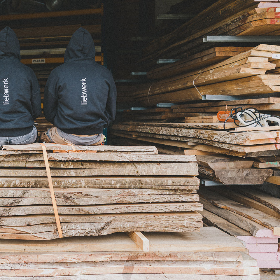 Nur echte Massivholz Lovers arbeiten bei Liebwerk, der  Schreinerei für schönes Wohnen.