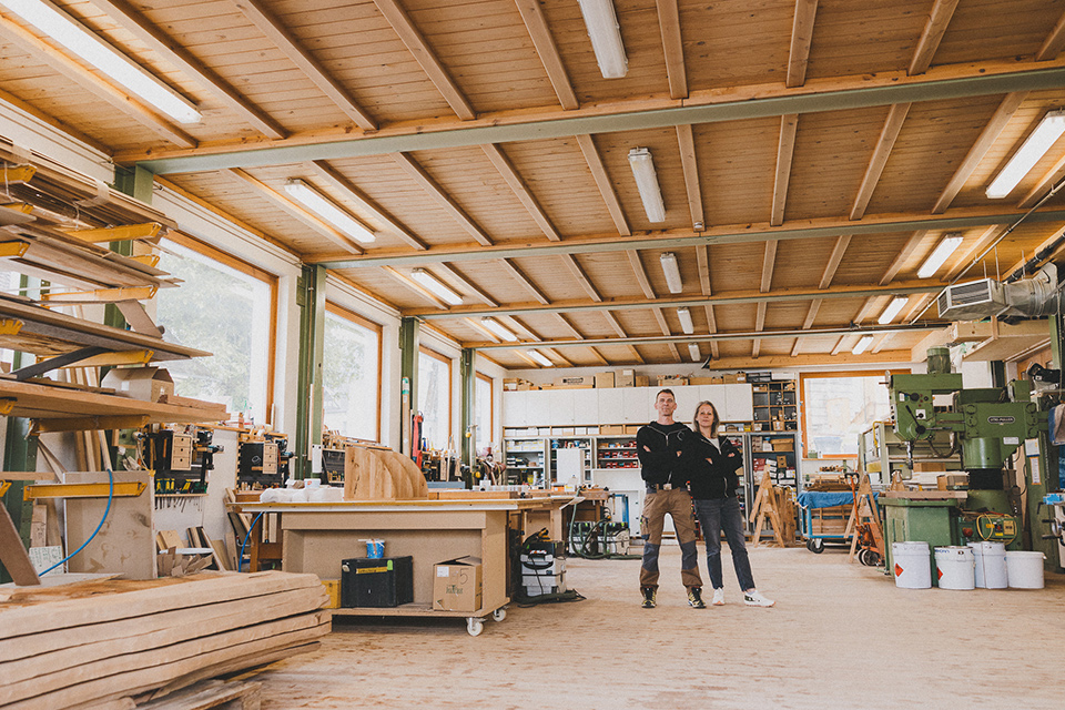 Die Massivholzschreinerei Liebwerk in Salem hat eine große Werkstatt.
