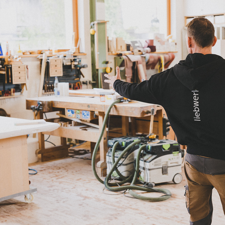 Die große Werkstatt mit Tageslicht bei der Schreinerei Liebwerk hat eine einladende Atmosphäre.