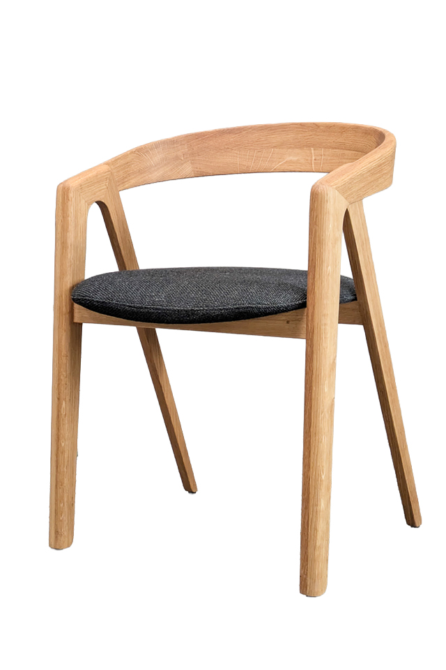 Formschöner Holzstuhl Zinka mit Sitzpolster von Insan ist erhältliche bei Liebwerk.
