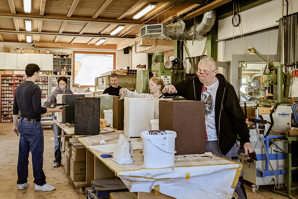 Am Ende des ersten Workshops Tage steht die Grundgestaltung des Cubes - kreatives Arbeiten mit Mikrozement in der Werkstatt von Schreinerei Liebwerk in Salem.
