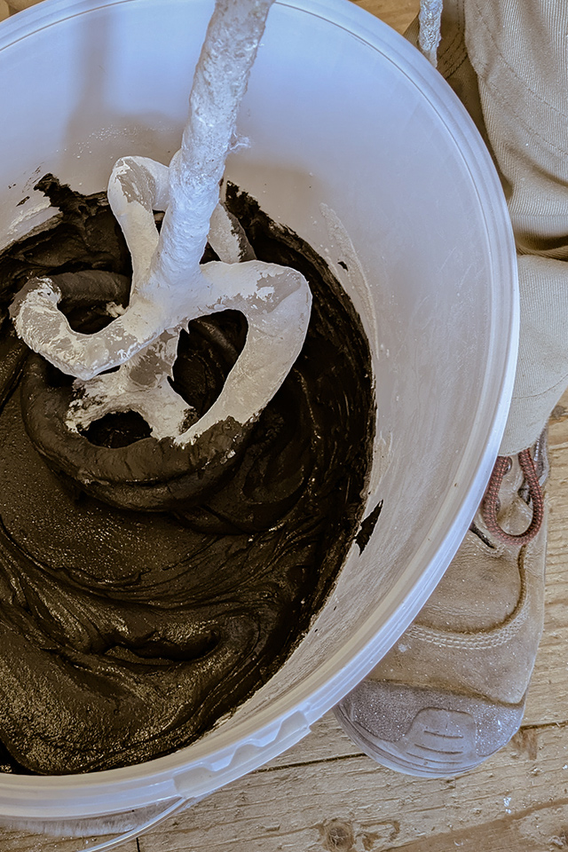 Vom Anrühren bis zum Auftragen von Mikrozement lernst du alles im Beton und Objekt Workshop.